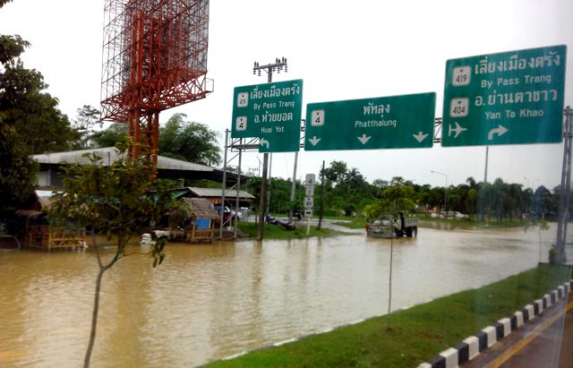 Übersschwemmung nach starken Regenfällen im Süden von Thailand